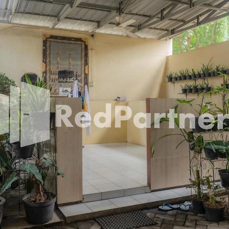 Vandhela Homestay Syariah Mitra Reddoorz Sorabaya Extérieur photo