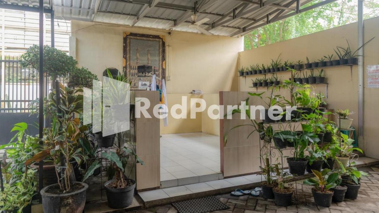 Vandhela Homestay Syariah Mitra Reddoorz Sorabaya Extérieur photo