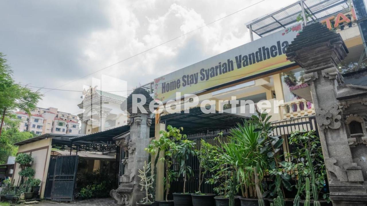 Vandhela Homestay Syariah Mitra Reddoorz Sorabaya Extérieur photo